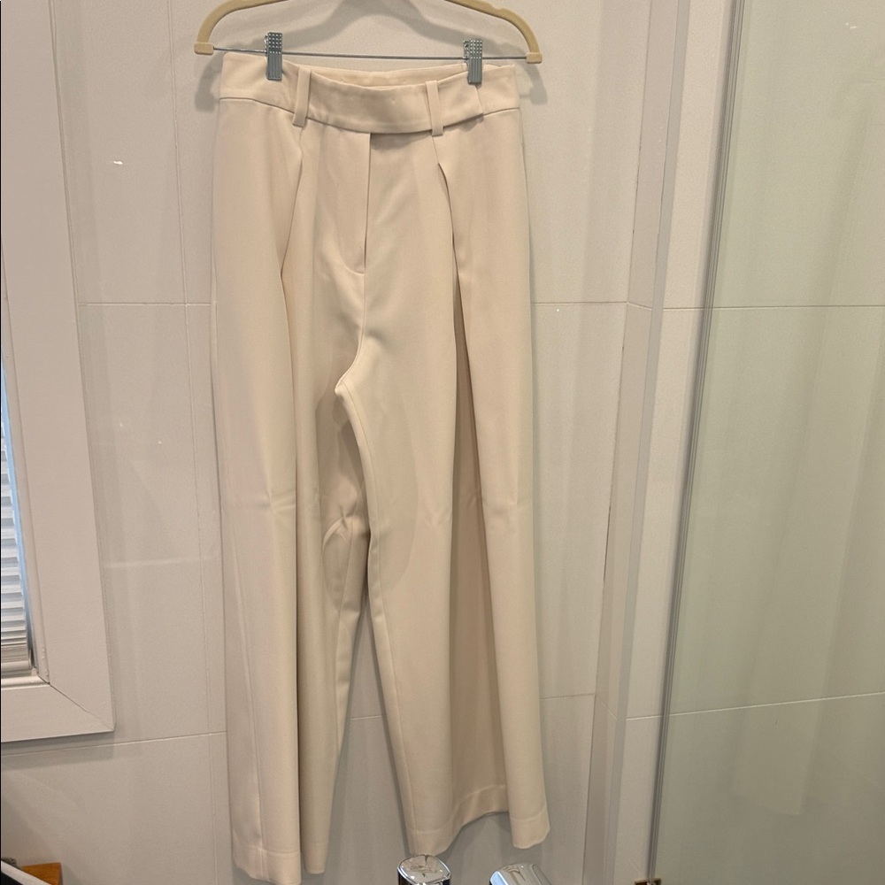 Favorite Daughter - The Pleats for Days Pant. Cream size 8.